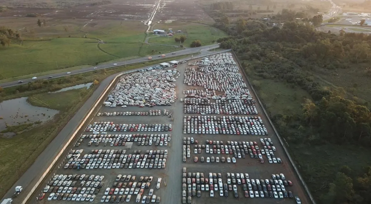 Veículos afetados pelas enchentes no Rio Grande do Sul são leiloados