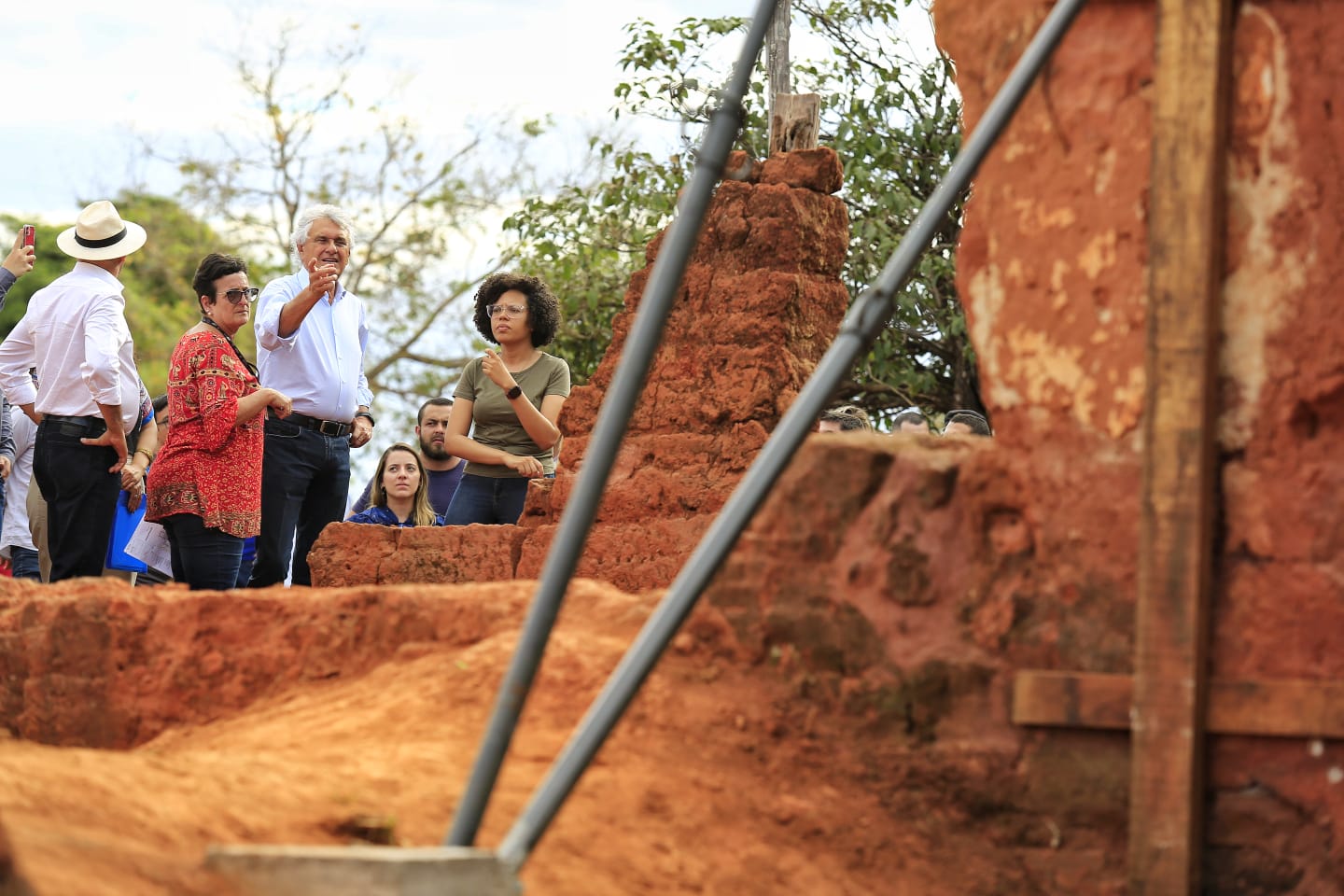 Caiado vistoria obras de musealização das ruínas do Arraial de Ouro Fino